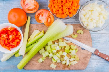 Kereviz, sebze çorbası ve ahşap bir tahtada doğranır.