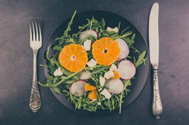 Turp ve mandalinalı Arugula salatası - sağlıklı diyet konsepti