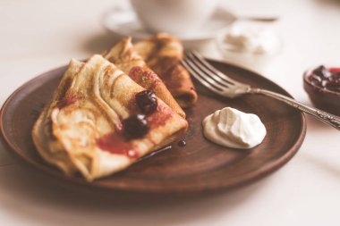 Kahvaltı için kırsal tepside reçelli köy krepleri.