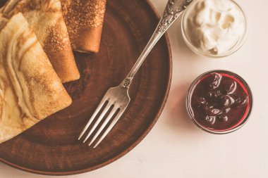 Kremalı ve vişneli krep.