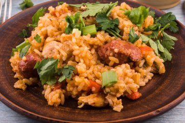 Klasik Louisiana Jambalaya. Tavuk, pirinç ve füme sosis. Yakın plan.