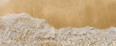 Dalga ve kumlu deniz kıyısı - panoramik arkaplan, üst manzara, plaj tatili, kopyalama alanı