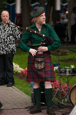 Rusya, Moskova 16 Haziran 2012, Garden Hermitage, Gıda Festivali İskoç etekli gayda bir adam