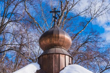 Eski bir Ortodoks kilisesinin haçı ve dalları olan bir ağaç olan kubbe.