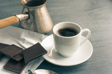 Masada bir fincan kahve, Türk kahvesi ve çikolata.