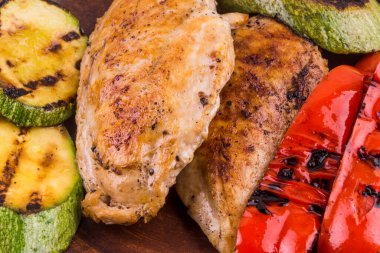 Kızarmış tavuk filetosu ve yakın plan sebzeler, makro.