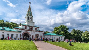 Rusya, Moskova, 30 Temmuz 2019 - Kolomenskoye Park Müzesinde Çin 'den gelen turist grupları