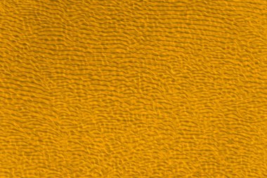 Güzel bir deniz arka planı. Sarı kumlu taban. Açık deniz suyunda dalgalanmalar var.