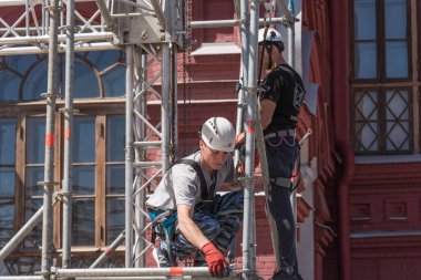 Rusya, Moskova, 29 Mayıs 2018 - İşçiler sokağa metal döşüyorlar