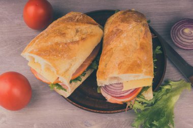 Jambonlu, peynirli, marullu, soğanlı ve domatesli taze sandviç.