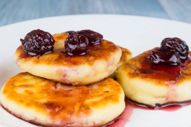 Kırsal bir arka planda kiraz reçelli leziz peynirli krepler.