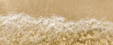 Dalga ve kumlu deniz kıyısı - panoramik arkaplan, üst manzara, plaj tatili, kopyalama alanı