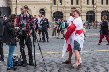 Rusya, Moskova, 10 Temmuz 2018 - Gazeteciler hikayeyi İngiliz futbol fanatiğiyle çekiyorlar