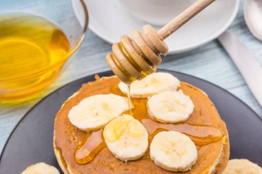 Muzlu kreplerin üzerine bal dök.