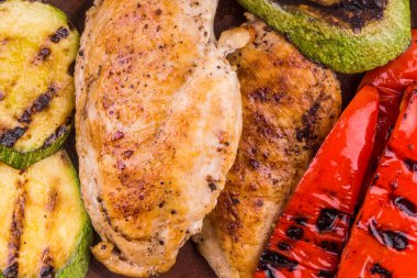 Kızarmış tavuk filetosu ve yakın plan sebzeler, makro.