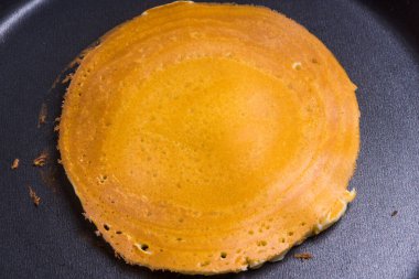 Tavada kızartılmış krep, yakın plan, üst manzara.