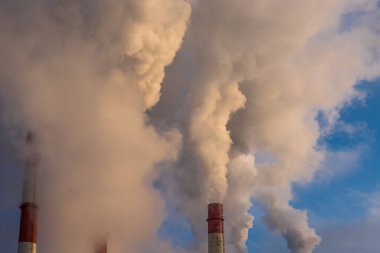 Mavi gökyüzündeki bacalardan endüstriyel duman