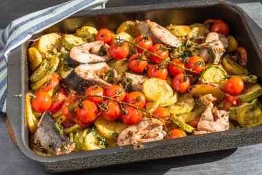 Sebzeli rosto ve kabaklı balık parçaları - kabaklı, dallı vişneli domates, patates, soğan, üst görünüm
