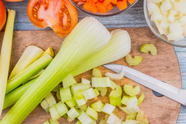 Kereviz, sebze çorbası ve ahşap bir tahtada doğranır.
