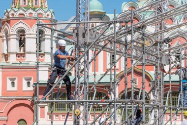 Rusya, Moskova, 29 Mayıs 2018 - İşçiler sokağa metal döşüyorlar