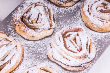 Fırında elmalı ev yapımı çörekler.