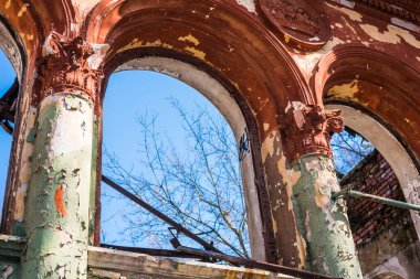 Yıkılan eski bir binanın penceresine sahip bir duvarın kalıntıları.