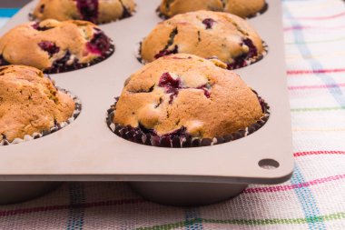 Ev yapımı kekleri pişirme şeklinde hazırlayın.