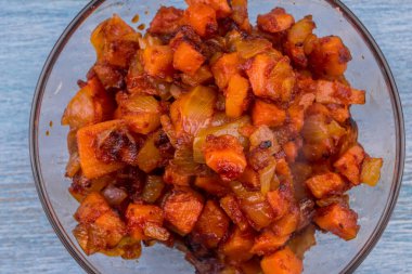 Kızarmış soğan ve domates ezmeli havuç çorbası.