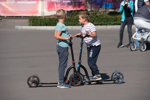 Moskva Ryssland Augusti 2019 Pojkar Med Skotrar Träffades Banan — Stockfoto
