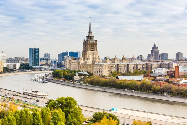 Moskova nehri manzaralı güzel bir Moskova şehri.