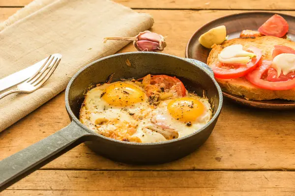 Uova Strapazzate Segale Con Cipolle Pomodori Padella Uno Sfondo Legno — Foto Stock