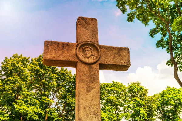 夕日の背景にある古い石の十字架 キリスト教の信仰の概念 — ストック写真
