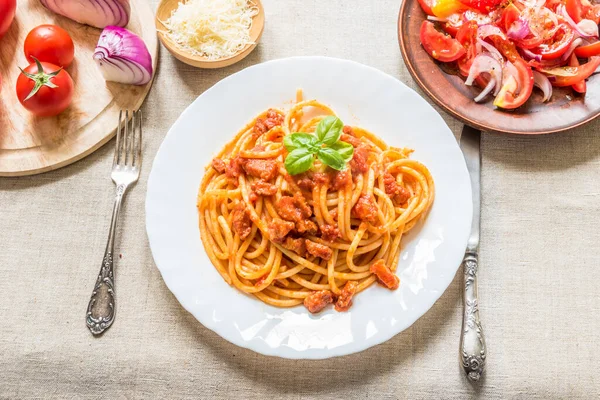 Traditionelles Italienisches Mittagessen Pasta Ammatricana Und Salat — Stockfoto
