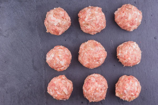 Albóndigas Crudas Una Pizarra Fondo Oscuro Vista Superior Copia Espacio —  Fotos de Stock