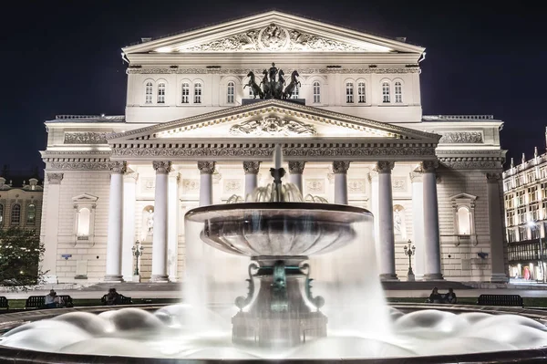 ボリショイ劇場と夜のモスクワの歴史的噴水 — ストック写真