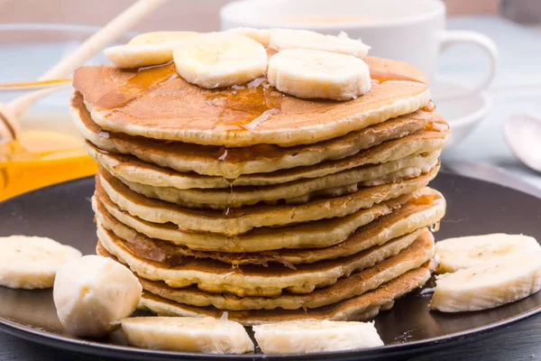 Deliciosos Panqueques Tradicionales Americanos Con Rodajas Plátano Miel — Foto de Stock