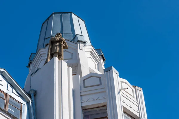 Saratov, Rusya, 14 Mart 2019: 19. yüzyıldan kalma tarihi bir otelin ön cephesinde elinde kılıçla bir Alman şövalyesi heykeli