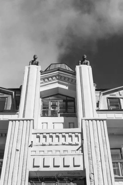 サラトフ ロシア 2019年3月14日 19世紀のホテルの歴史的な建物の正面にあるアスリートの姿 ロシアの地方建築 — ストック写真