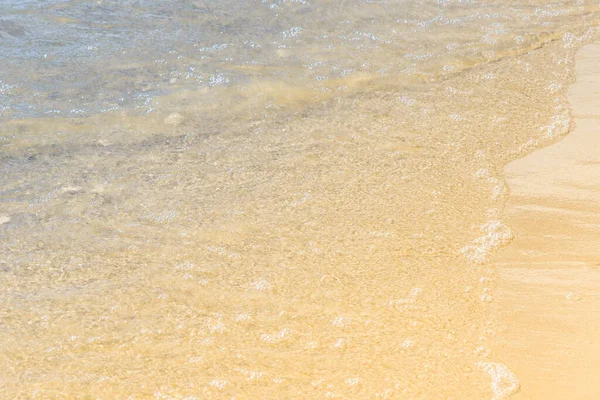 在阳光明媚的日子里 有蓝色的波浪和黄色的沙子的海岸 放松的概念 — 图库照片
