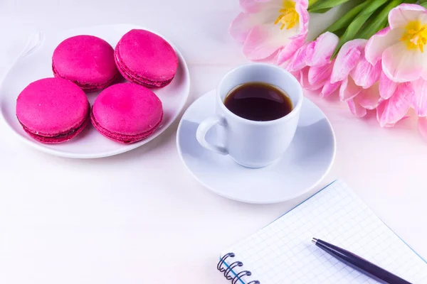 Eine Tasse Kaffee Und Makronen Blumen Und Noten Auf Einem — Stockfoto