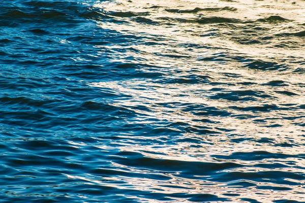 Textura Borrosa Suaves Olas Marinas Con Reflejos Atardecer — Foto de Stock