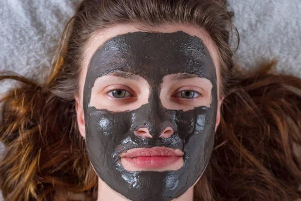 Młoda Kobieta Włosami Maską Kosmetyczną Czarnej Gliny Twarzy Zabiegi Kosmetyczne — Zdjęcie stockowe