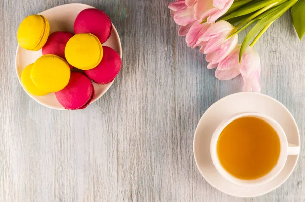 Makronen Tee Und Ein Strauß Tulpen Auf Rustikalem Holzgrund Kopierraum — Stockfoto