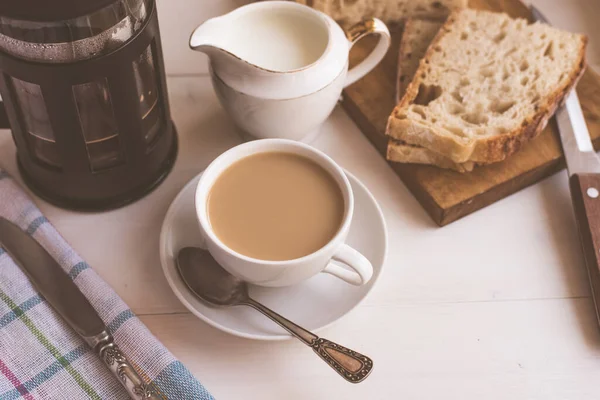 Schnelles Frühstück Kaffee Mit Milch Und Frischem Gebäck Französische Presse — Stockfoto