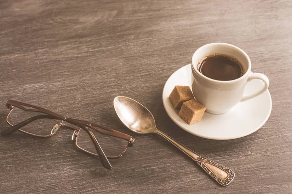 Eine Tasse Kaffee Und Gläser Auf Dem Tisch Vintage Toning — Stockfoto