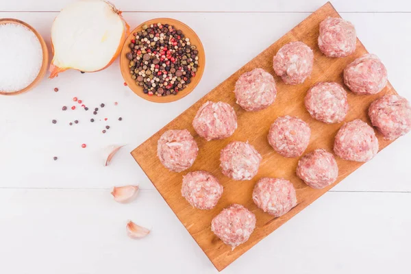 Albóndigas Crudas Una Tabla Cortar Madera Con Ingredientes Vista Superior —  Fotos de Stock