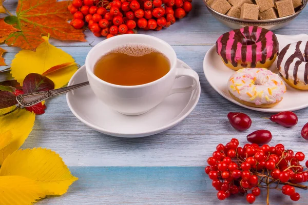 Tasse Tee Und Donuts Mit Bunten Herbstblättern Und Beeren Auf — Stockfoto