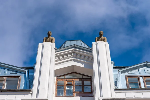 2019年3月14日 俄罗斯萨拉托夫 19世纪一家酒店历史建筑正面的运动员形象 俄罗斯省级建筑 — 图库照片
