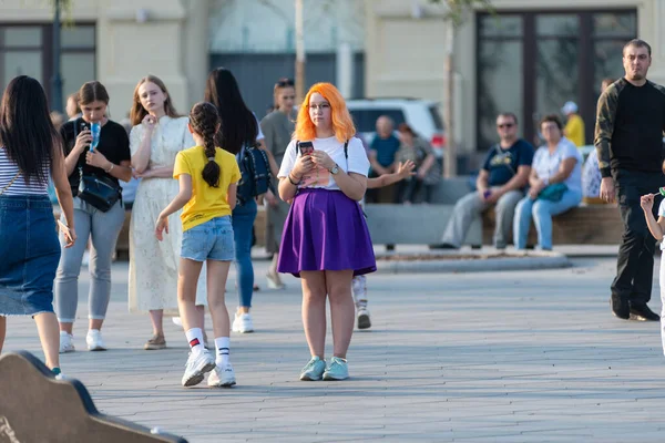 Ρωσία Μόσχα Αυγούστου 2019 Μια Νεαρή Γυναίκα Πορτοκαλί Μαλλιά Ακούει — Φωτογραφία Αρχείου