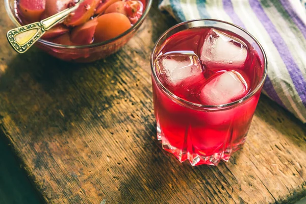Rotes Fruchtgetränk Mit Eis Auf Einem Alten Rustikalen Tisch Mit — Stockfoto